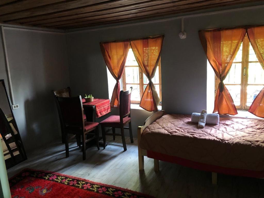 Guesthouse Kujtimi Тет Екстериор снимка