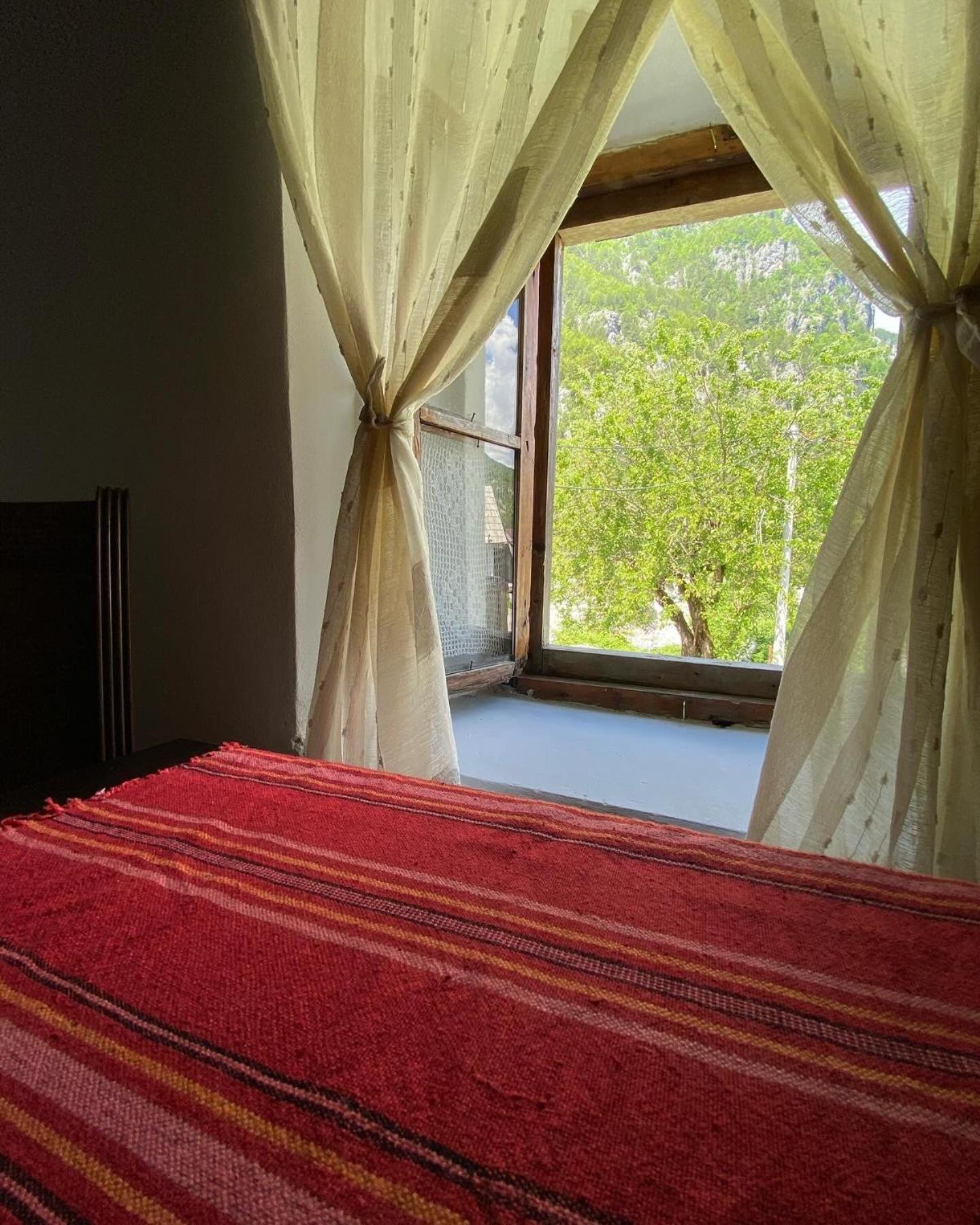 Guesthouse Kujtimi Тет Екстериор снимка