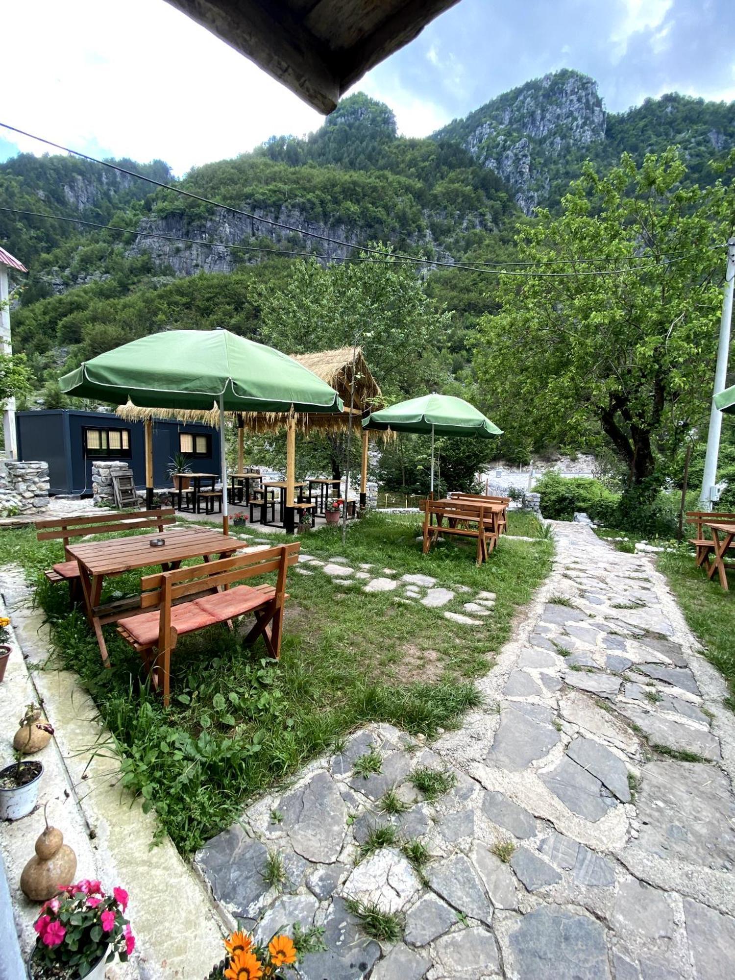 Guesthouse Kujtimi Тет Екстериор снимка