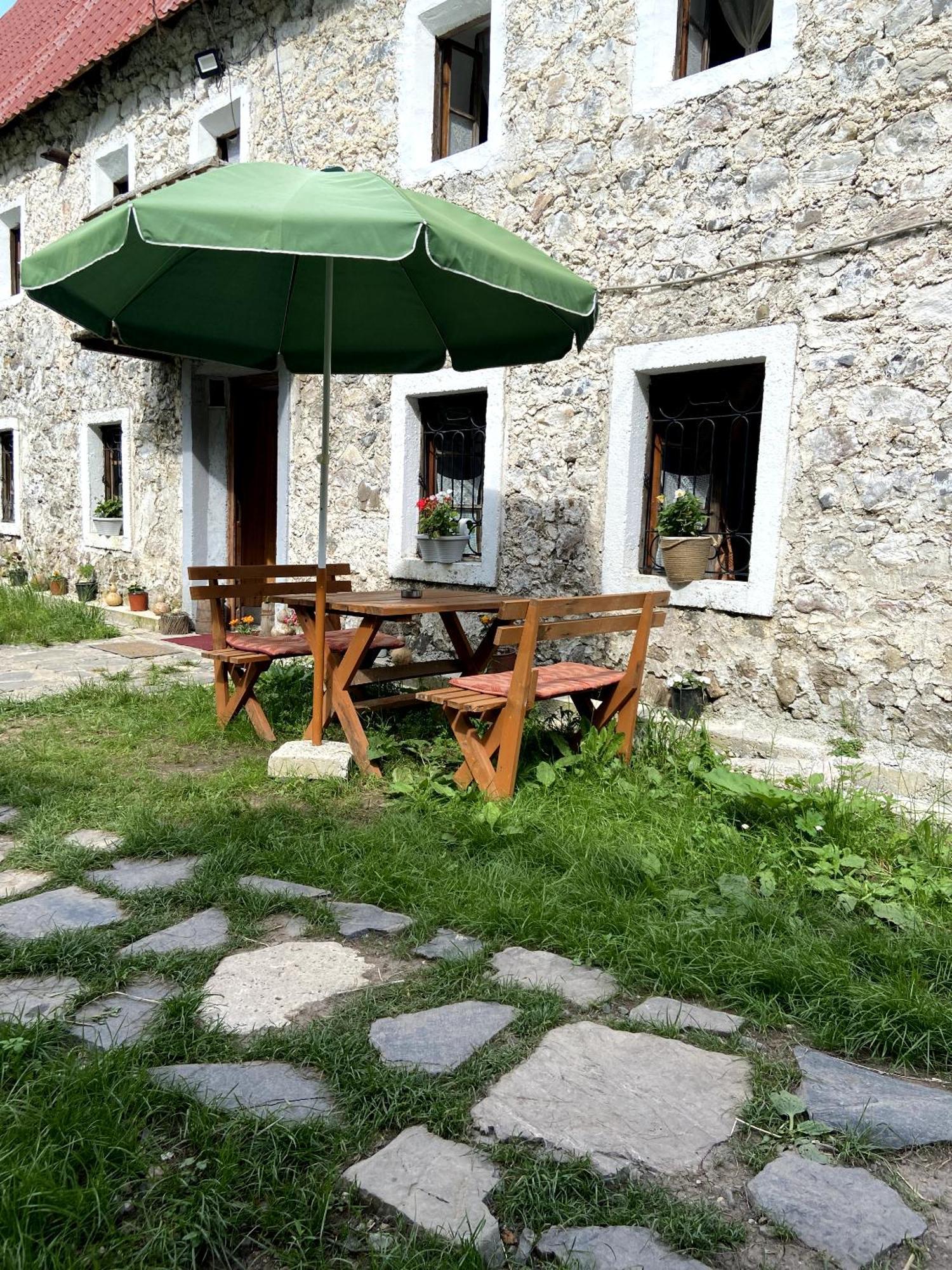 Guesthouse Kujtimi Тет Екстериор снимка