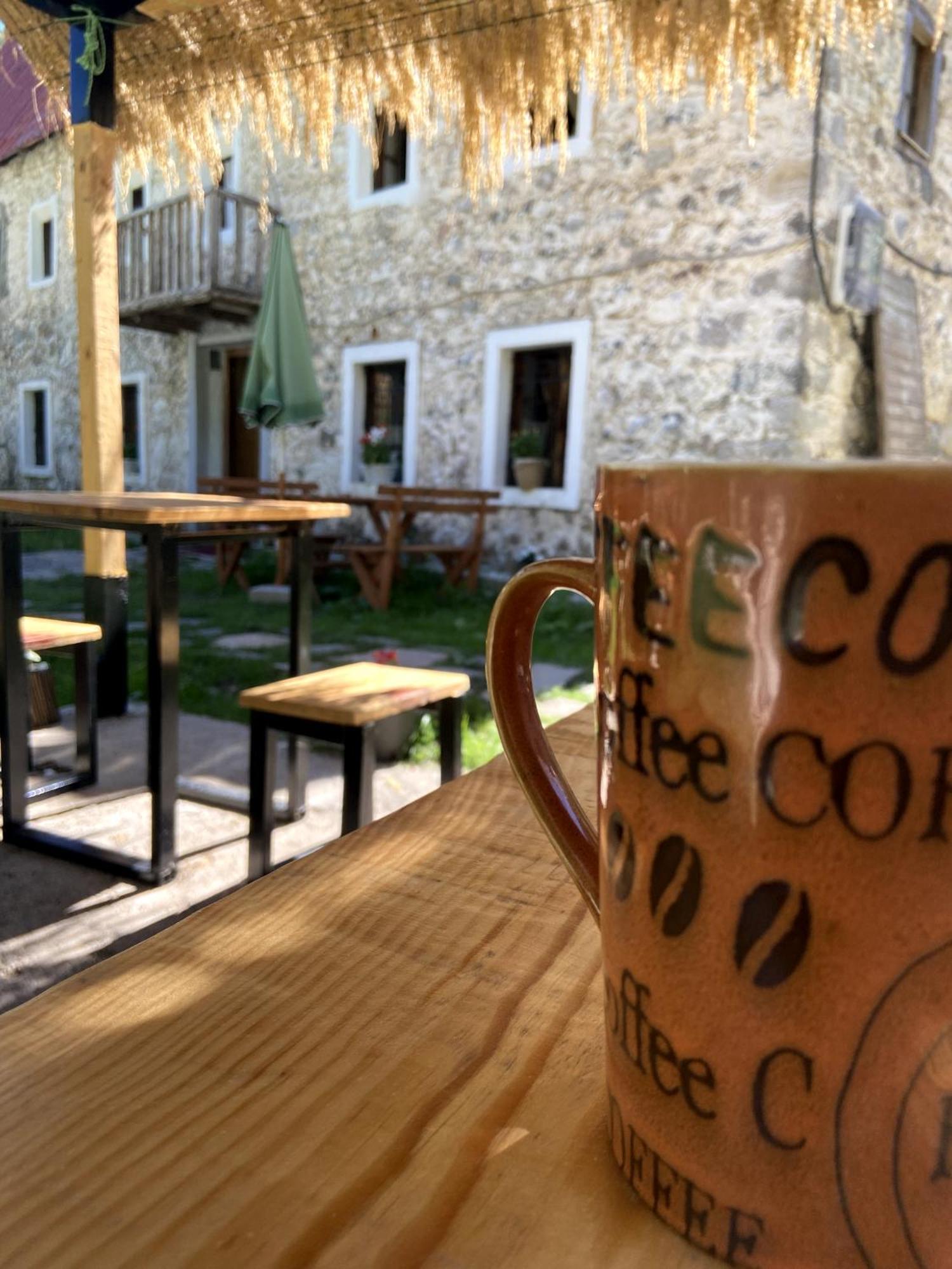 Guesthouse Kujtimi Тет Екстериор снимка