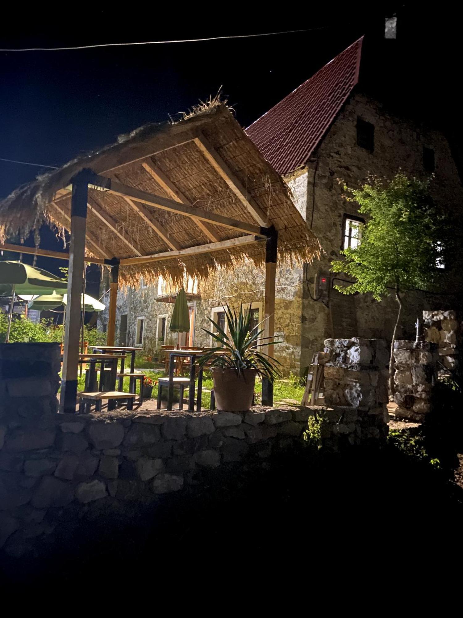 Guesthouse Kujtimi Тет Екстериор снимка