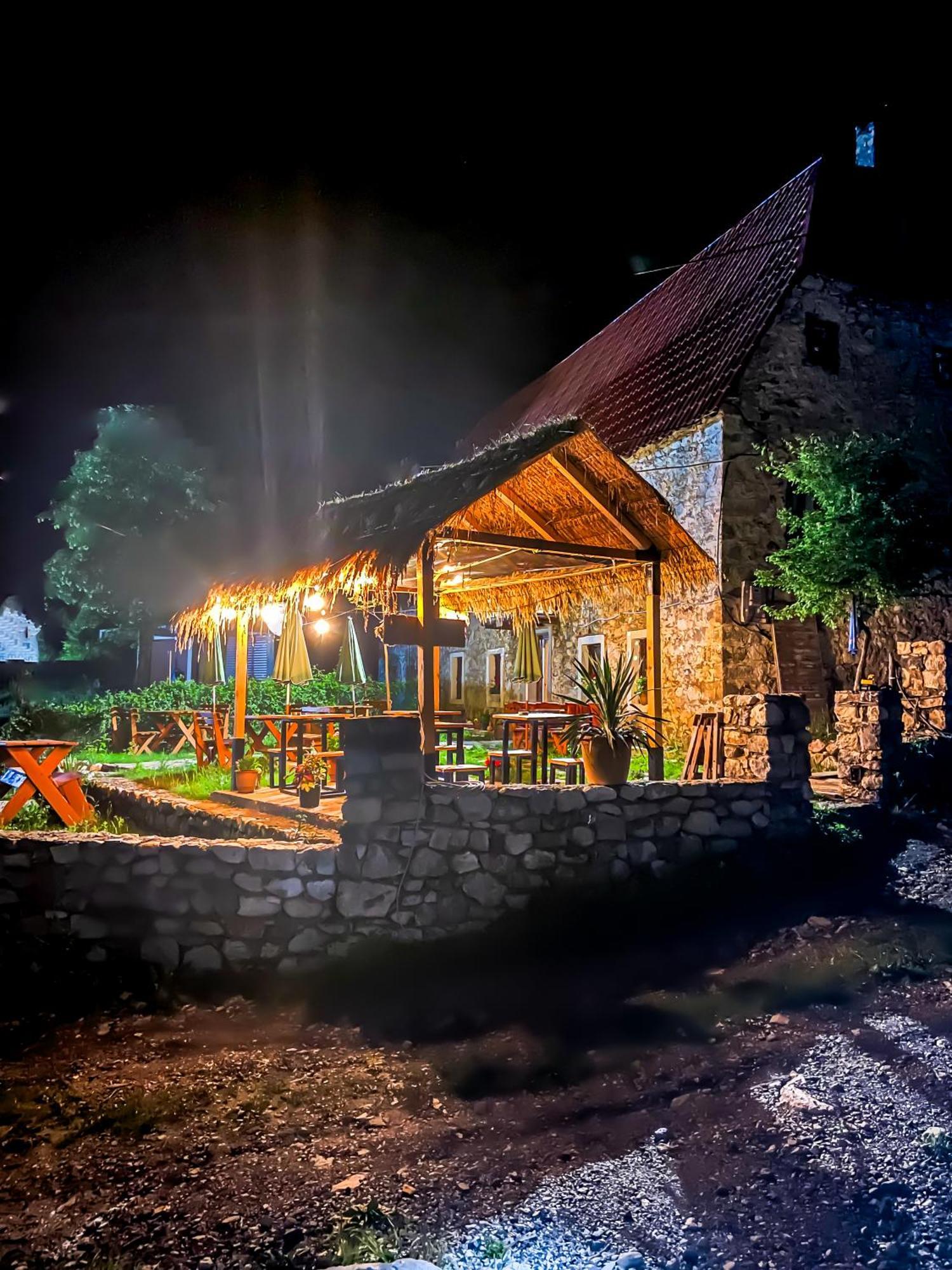 Guesthouse Kujtimi Тет Екстериор снимка